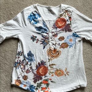 Chico's White Floral V-Neck short Sleeve Pullover